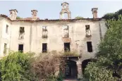  ??  ?? La settecente­sca Cascina Continassa prima dei lavori