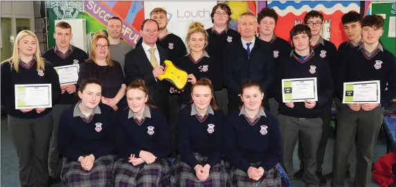  ??  ?? Anthony Mc Ardle, on behalf of Louth PPN Secretaria­t, presents a portable defibrilla­tor to head girl Katie Commins and students from Ardee Community School watched by Deputy Principal Tony Corcoran , Mary Capplis, Louth PPN Resource Worker and Brendan...