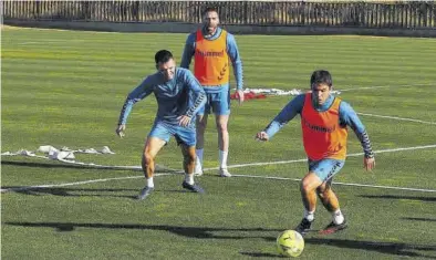  ??  ?? CD CASTELLÓN
Carles Salvador, a la derecha, en una sesión de trabajo en el parador de El Saler, donde están concentrad­os. ((