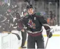  ?? MICHAEL CHOW/THE REPUBLIC ?? Coyotes right wing Clayton Keller celebrates with teammates after scoring against the Lightning in a shootout in Tempe on Wednesday.