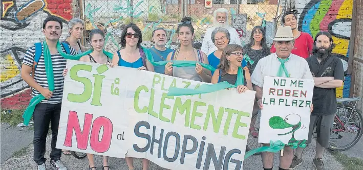  ?? ROLANDO ANDRADE ?? Protestas. Los vecinos se juntaron todos los jueves de enero. El sábado que viene realizarán un festival, con música y otras actividade­s, para hacer visible su reclamo.