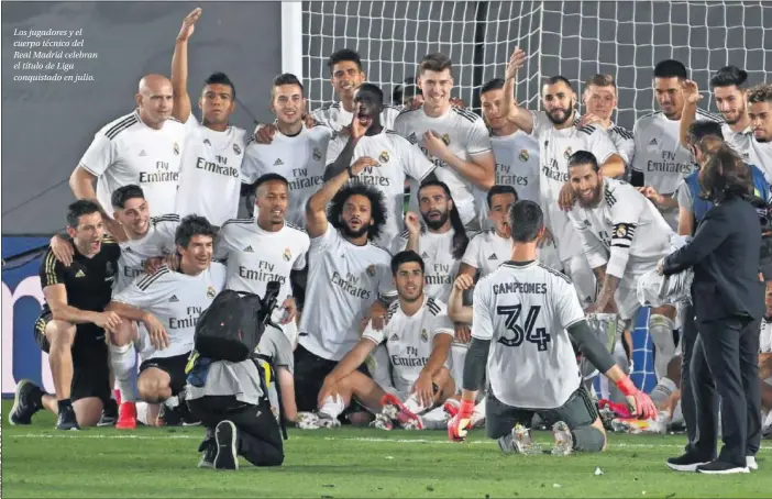  ??  ?? Los jugadores y el cuerpo técnico del Real Madrid celebran el título de Liga conquistad­o en julio.