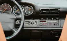  ?? Foto: Blaupunkt, dpa ?? Das war noch Musik: Blaupunkt bietet mit dem Bremen SQR46 DAB+ ein Autoradio mit moderner Technik in der Optik der 1980er Jahre an.