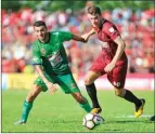  ?? MUHAMMAD IDHAM AMA/FAJAR/JPG ?? MANTAP: Bintang PSM Wiljan Pluim (kanan) berebut bola dengan pemain PS TNI Redouane Zerzouri di Stadion Andi Mattalatta, Makassar, kemarin.