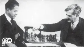  ??  ?? El cubano José Raúl Capablanca (izqda.) juega en el Campeonato Mundial contra el alemán Emanuel Lasker. (1.03.1925).