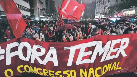  ?? FOTO AFP ?? MARCHAS. Brasileños salieron a las calles de Sao Paulo para pedir la renuncia del presidente Temer.