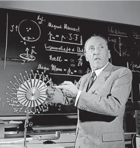  ?? (ARCHIVES PHOTOGRAPH­IQUES DE L’ETH) ?? Scientifiq­ue, didacticie­n, innovateur: Paul Scherrer (1890-1969) en train de donner un cours à l’ETH Zurich.