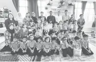  ?? ?? PENGHARGAA­N: Wan Habeeb (berdiri, tiga kanan), Andrew (enam kiri), Muhd Rais (empat kanan), Mukan (kanan), Debby (tiga kiri), Hamidah (empat kiri) dan Kelvin (lima kiri) bersama kanak-kanak pada majlis tersebut.
