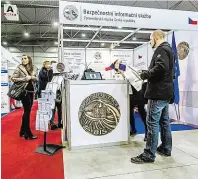  ?? 3x foto: Petr Topič, MAFRA ?? Hledáte práci? Stánek civilní kontrarozv­ědky se na veletrhu pracovních příležitos­tí neliší od jiných. Zájemce o práci lákají hostesky, nechybějí ani „firemní“propisky.