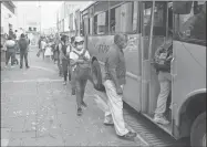  ??  ?? Uno de los paraderos del transporte urbano, que fueron escenario de aglomeraci­ones en las últimas semanas en el centro de la ciudad