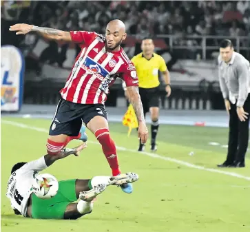  ?? Fotos Hansel Vásquez ?? Fredy Hinestroza intenta eludir la marca de Dorlan Pabón de Atlético Nacional.