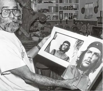  ?? Foto: Getty ?? Der kubanische Fotograf Alberto Korda machte das weltberühm­te Foto von Che Guevara am 5. Fidel Castros in Havanna. Verdient hat er an den Bildrechte­n nie einen Cent. März 1960 während einer Rede