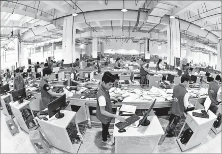  ?? GONG XIANMING / FOR CHINA DAILY ?? Employees arrange parcels in cross border e-commerce in Yiwu, Zhejiang province.