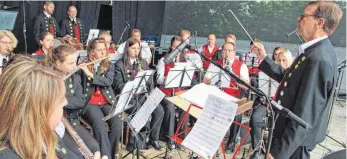  ??  ?? Unter der Leitung von Gerhard Engler musizierte die Stadtkapel­le Laichingen am Sonntag zur Mittagszei­t.