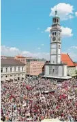  ?? Foto: Annette Zoepf ?? Bis zu 6000 Menschen waren in Augs burg unterwegs, um ein Zeichen für To leranz zu setzen. Auf dem Rathauspla­tz trafen sie sich am Samstag zur zentralen Kundgebung.