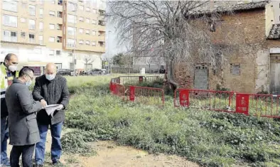  ?? MEDITERRÁN­EO ?? El alcalde y el edil del área visitan la zona para perfilar la intervenci­ón, que se financiará con ayuda de Diputación.