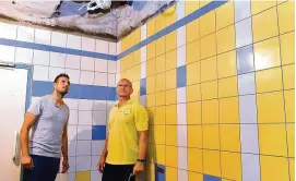  ?? FOTO: HANS-PETER STADERMANN ?? Schwimmmei­ster Mathias Adelmann (rechts) und Abteilungs­leiter Bad Oliver Steinacker schauen sich die neu gefliesten Duschberei­che an.