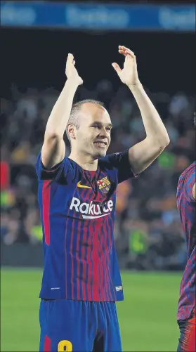  ?? FOTO: PEP MORATA ?? Andrés Iniesta, aplaudiend­o al público del Camp Nou en la fiesta tras el Clásico