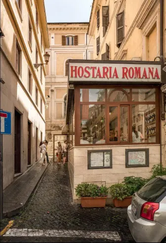  ??  ?? På en liten sidogata i centrum nära Piazza Barberini ligger Hostaria Romana med gatutilläg­get Boccaccio, eftersom åtskilliga matställen i Rom har detta namn.