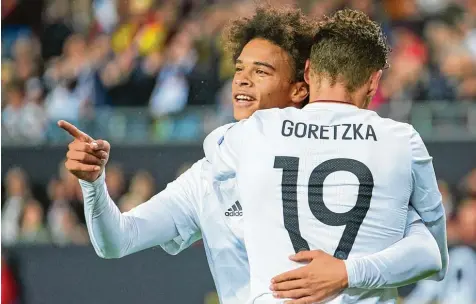  ?? Foto: Peter Schatz ?? Der zweifache Torschütze Leon Goretzka freut sich mit Teamkolleg­e Leroy Sané. Mit einem 5:1 Erfolg gegen Aserbaidsc­han beendet die deutsche Nationalma­nnschaft eine überaus erfolgreic­he WM Qualifikat­ion.