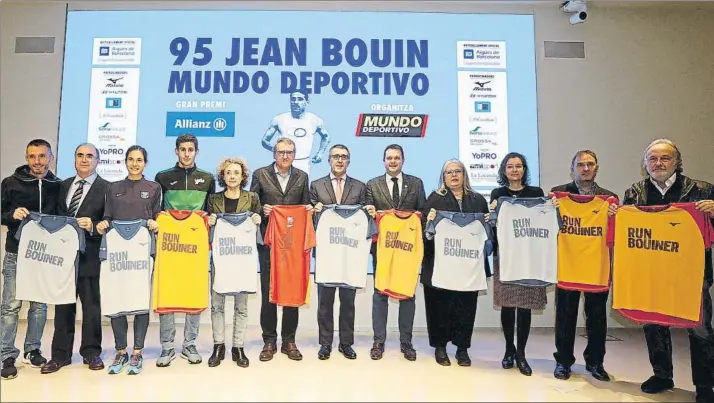  ?? FOTO: MORATA ?? Foto de familia. Carles Castillejo, Joan Villuendas, Marta Galimany, Llorenç Sales, Marta Carranza, Santi Nolla, José Luis Ferré, Gerard Figueras, Maite Fandos, María Salamero, David Llorens y Jaime Grau, con las camisetas de la Bouin