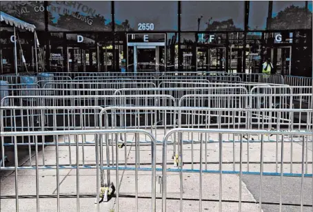  ?? JOSE M. OSORIO/CHICAGO TRIBUNE PHOTOS ?? The plaza outside of Leighton Criminal Court Building, on Thursday, where temperatur­e-taking guards, metal barriers and a tent have been set up.