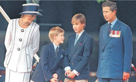  ?? FOTO: EPA/DPA ?? Prinzessin Diana, ihre Kinder Harry und William und Prinz Charles während einer Gedenkfeie­r in London (von links nach rechts; Archivbild vom 19. August 1995). Wenige Monate später gab Diana das folgenreic­he Interview, dessen Zustandeko­mmen der BBC-Reporter mithilfe von Lügen arrangiert hatte.