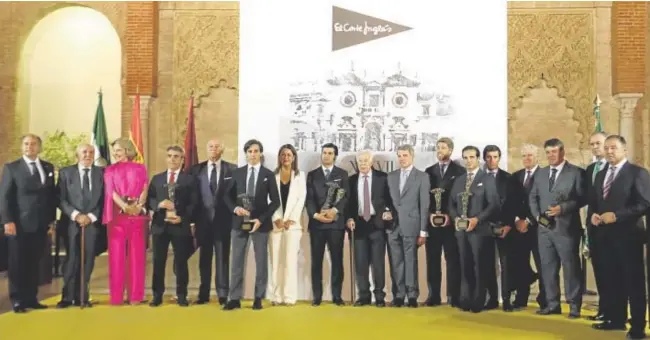  ?? ?? Foto de familia de los premiados, con Curro Romero, Espartaco, Pedro Cruz, Sonia Gaya y Rocío de la Cámara, entre otros // RAÚL DOBLADO