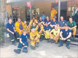  ??  ?? A break during Noosa Heads fire fighting. In yellow are Maroochy River Rural Fire Brigade. In blue are the some of the New Zealand team.