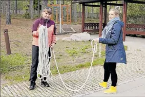  ?? Foto: Jannika Lindén ?? DRaR åt Samma håll. Nina Martin och Tove Ajalin från Folkhälsan ledde en workshop med temat samarbete på seminariet.