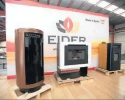  ??  ?? Varias de las estufas que comerciali­za Eider Biomasa.