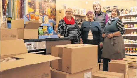  ?? FOTO: ELA ?? Haben im Mühlenlade­n alle Hände voll zu tun, damit die Regale gefüllt sind (von links): Jutta Obenhaus, Karin Kotterba, Franz Strodel und Daniela Mix.