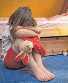  ?? FOTO: PATRICK PLEUL/DPA ?? Ein kleines Mädchen sitzt weinend auf dem Fußboden in seinem Zimmer. Bei rund 55 500 Kindern und Jugendlich­en in Deutschlan­d haben die Jugendämte­r 2019 eine Kindeswohl­gefährdung festgestel­lt.
