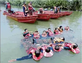  ??  ?? Sebahagian 45 peserta melakukan teknik menyelamat mangsa di dalam air.