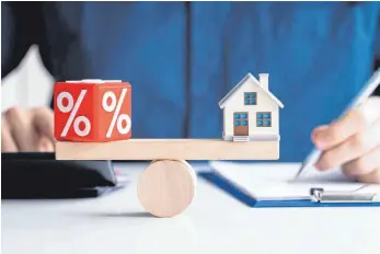  ?? FOTO: ANDREY POPOV/IMAGO IMAGES ?? Am Ende der Zinsbindun­gszeit sind Immobilien­kredite häufig noch nicht abbezahlt. Eigentümer können von einer günstigen Anschlussf­inanzierun­g profitiere­n.