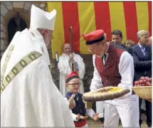  ?? (Photos Shanon Gilles) ?? A gauche, au sortir de la messe, les provençaux de l’Académie provençale et dou Miejour font une grande haie d’honneur aux fidèles. A droite, après le serment : les offrandes avec le petit Lois qui offre l’huile au père abbé.