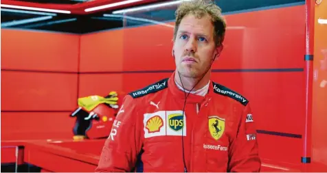 ?? Foto: Hoch zwei ?? Sebastian Vettel schaut wenig glücklich. Kein Wunder, den Saisonauft­akt hat sich der Ferrari-pilot anders vorgestell­t. Wohl auch seine Zukunft. Momentan deutet viel daraufhin, dass er nach diesem Jahr in die Formel-1-rente gehen wird.
