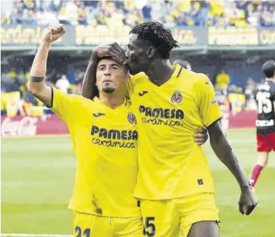  ?? FOTOS: GABRIEL UTIEL / AGENCIAS ?? Yeremy Pino y Nicolas Jackson celebran uno de los goles del senegalés en la goleada 5-1 del Villarreal ante el Athletic.