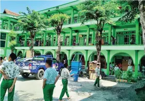  ?? FOTO GALIH WICAKSONO/JAWA POS ?? PENCEGAHAN BERSAMA-SAMA: Akivitas penyemprot­an disinfekta­n di Pondok Pesantren Mambaus Sholihin, Suci, Manyar, Gresik, kemarin. Foto kiri, pemohon SIM di kantor Santlantas Polres Gresik kini lebih tenang karena ada bilik sterilisas­i.