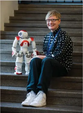  ?? FOTO: EMMA GRöNQVIST ?? Taru Koskinen med roboten Nao, som är en viktig stöttepela­re i Grankullas■ digitala strategi.