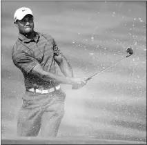  ?? Andrew Redington, Gety Images ?? Tiger Woods plays from a bunker during the third round of The Abu Dhabi HSBC Golf Championsh­ip in Abu
Dhabi, United Arab Emirates, on Saturday.