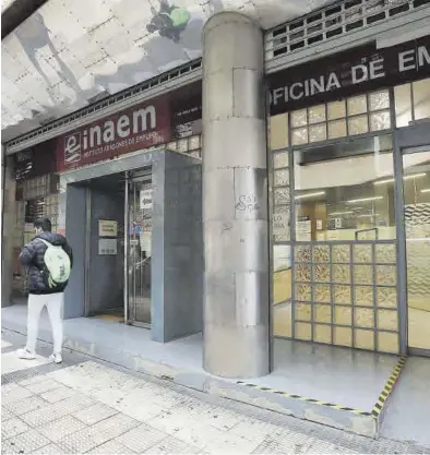  ?? ANDREEA VORNICU ?? Una oficina del Instituto Aragónes de Empleo (Inaem), en la calle Doctor Cerrada de Zaragoza.