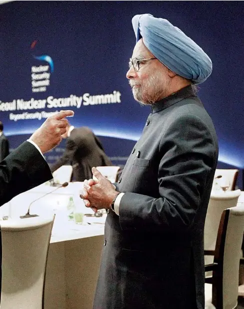  ??  ?? MANMOHAN SINGH ( RIGHT) AND YOUSUF RAZAGILANI IN SEOULON MARCH 27