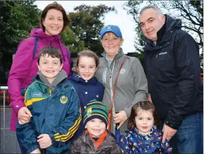  ??  ?? Mary Brosnan, Sean Brosnan, Catelyn Brosnan, Maggie O’ Callaghan, Sión O’ Callaghan, Megan Brosnan and Liam Brosnan pictured getting ready to enjoy the Rose Parade in Tralee on Saturday night.