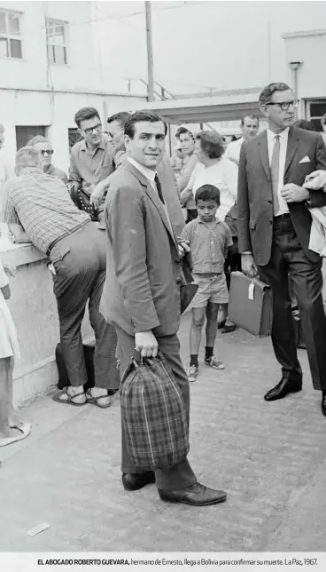  ??  ?? EL ABOGADO ROBERTO GUEVARA, hermano de Ernesto, llega a Bolivia para confirmar su muerte. La Paz, 1967.
