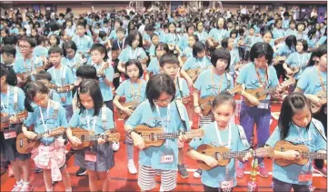  ?? — Bernama photo ?? Part of the 620 school pupils playing their ukelele at the closing of the Johor Music Festival.