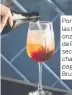  ?? ?? Poner las tres onzas de Prosecco o champagne Brut.