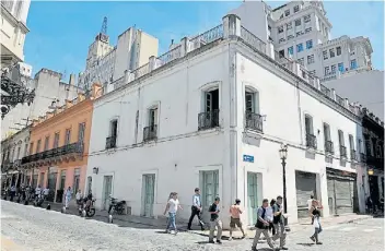  ??  ?? 1 Altos de Elorriaga. Esta casa fue construida alrededor de 1812 para esa familia y es la única de aquella época en pie. Fue una de las primeras con pisos de la época y se encuentra en una de pocas esquinas sin ochava que quedan. Con la Casa Ezcurra,...