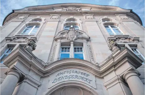  ?? FOTO: MARIJAN MURAT ?? Ein Schild weist über dem Eingang auf das Amtsgerich­t und das Landgerich­t Rottweil hin. Ein halbes Jahr nach dem Familiendr­ama von Villingend­orf mit drei Toten läuft der Prozess gegen den mutmaßlich­en Täter.