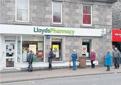  ?? Photograph by Paul Glendell ?? RULES: Customers queue outside Lloyds Pharmacy on North Deeside Road in Cults.